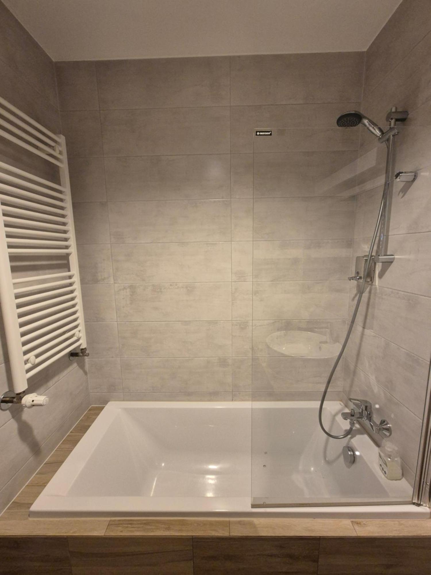 Apartament Wsrod 1000Cy Swiatel - Z Parkingiem W Hali Garazowej- Duzy Balkon Z Lezakami - Piekny Widok Noca Na Panorame Tysiaclecia Катовице Экстерьер фото